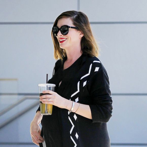 Exclusif - Anne Hathaway enceinte, très souriante, dans les rues de Beverly Hills, le 23 mars 2016