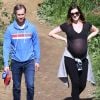 Anne Hathaway, enceinte, se promène avec son mari Adam Shulman et ses chiens à Los Angeles le 12 Mars 2016.