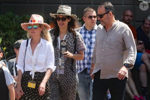 Exclusif - Laeticia Hallyday, Jean Reno, sa femme Zofia Borucka - Laeticia Hallyday et ses filles Jade et Joy à Disneyland Paris avec la nounou Sylviane, le 26 juin 2019.