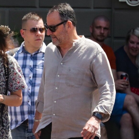 Exclusif - Laeticia Hallyday, Jean Reno, sa femme Zofia Borucka - Laeticia Hallyday et ses filles Jade et Joy à Disneyland Paris avec la nounou Sylviane, le 26 juin 2019.