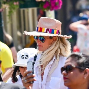 Exclusif - Laeticia Hallyday - Laeticia Hallyday et ses filles Jade et Joy à Disneyland Paris avec la nounou Sylviane, le 26 juin 2019. Elles sont venues passer 2 jours avec Jean Reno, sa femme Zofia Borucka et leurs enfants Cielo et Dean.