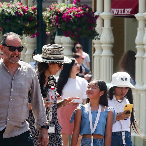 Exclusif - Jean Reno, sa femme Zofia Borucka, Jade et Joy Hallyday - Laeticia Hallyday et ses filles Jade et Joy à Disneyland Paris avec la nounou Sylviane, le 26 juin 2019. Elles sont venues passer 2 jours avec Jean Reno, sa femme Zofia Borucka et leurs enfants Cielo et Dean.