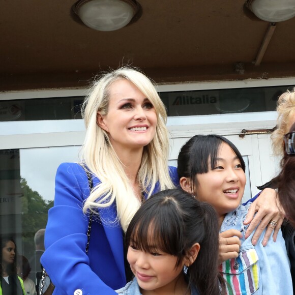 Exclusif -  Laeticia Hallyday et ses filles Jade et Joy sortent de l'aéroport de Toulouse-Blagnac, où elles sont attendues par les bikers, le 15 juin 2019. Elles viennent inaugurer une esplanade portant le nom de Johnny Hallyday située en face du Zénith de Toulouse, le 15 juin 2019, date hautement symbolique puisque le rockeur aurait eu 76 ans. Laeticia porte le pendentif crucifix de Johnny autour du cou. © Dominique Jacovides/Bestimage