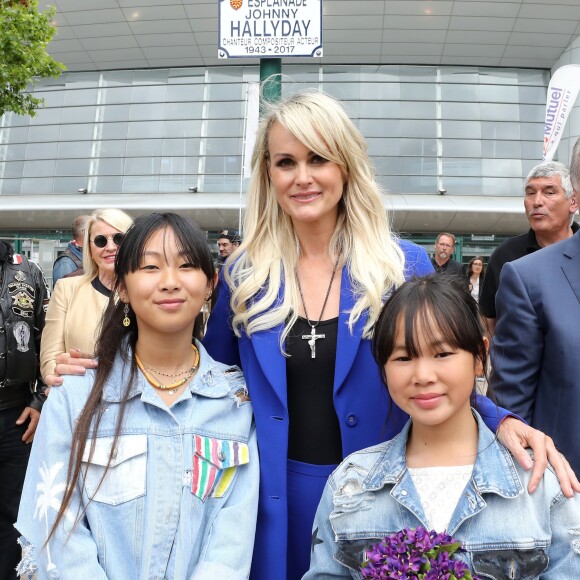Laeticia Hallyday avec ses filles Joy et Jade - Laeticia Hallyday et ses filles Jade et Joy inaugurent une esplanade portant le nom de Johnny Hallyday située en face du Zénith de Toulouse, le 15 juin 2019, date hautement symbolique puisque le rockeur aurait eu 76 ans. Laeticia a fait un discours poignant en hommage à son défunt mari et n'a pu retenir ses larmes face au public. Laeticia porte le pendentif crucifix de Johnny autour du cou. © Dominique Jacovides/Bestimage