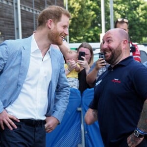 Le prince Harry, duc de Sussex, lors du départ de la course "Invictus UK Trials" depuis le "English Institute of Sport" à Sheffield. Le 25 juillet 2019