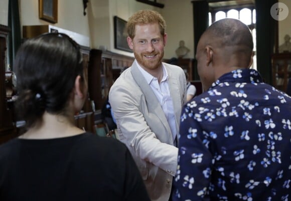 Le prince Harry, duc de Sussex, s'entretient avec le Dr Jane Goodal dans le cadre se son programme Roots & Shoots Global Leadership au chateau de Windsor dans le Berkshire, le 23 juillet 2019.