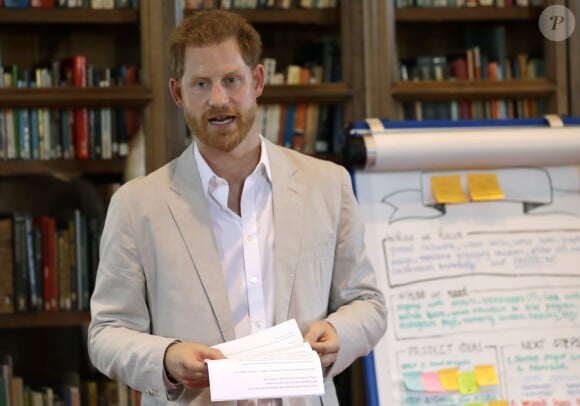 Le prince Harry, duc de Sussex, s'entretient avec le Dr Jane Goodal dans le cadre se son programme Roots & Shoots Global Leadership au chateau de Windsor dans le Berkshire, le 23 juillet 2019.