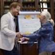 Le prince Harry, duc de Sussex, s'entretient avec le Dr Jane Goodal dans le cadre se son programme Roots &amp; Shoots Global Leadership au chateau de Windsor dans le Berkshire, le 23 juillet 2019.