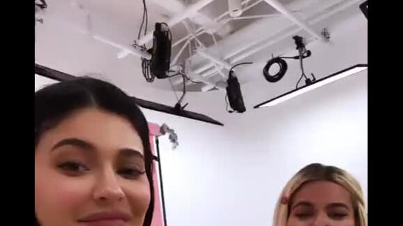 Kylie Jenner et Khloé Kardashian s'apprêtent à se maquiller ensemble après avoir bu plusieurs shots d'alcool, Instagram, jeudi 01 août 2019.