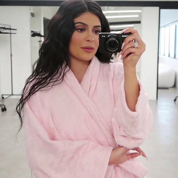 Capture video - Une journée dans la vie de Kylie Jenner - 7 juin 2019 Los Angeles.  Los Angeles, - Kylie Jenner: A Day in the Life - "I wanted to give you guys a glimpse into a typical day for me. You guys have been asking to see my new office, but I thought it would be fun to show you everything from the moment I wake up, so I'm taking you into my home, my closet, my business meetings, my photoshoots and more" --------- BACKGRID DOES NOT CLAIM ANY COPYRIGHT OR LICENSE IN THE ATTACHED MATERIAL. ANY DOWNLOADING FEES CHARGED BY BACKGRID ARE FOR BACKGRID'S SERVICES ONLY, AND DO NOT, NOR ARE THEY INTENDED TO, CONVEY TO THE USER ANY COPYRIGHT OR LICENSE IN THE MATERIAL. BY PUBLISHING THIS MATERIAL , THE USER EXPRESSLY AGREES TO INDEMNIFY AND TO HOLD BACKGRID HARMLESS FROM ANY CLAIMS, DEMANDS, OR CAUSES OF ACTION ARISING OUT OF OR CONNECTED IN ANY WAY WITH USER'S PUBLICATION OF THE MATERIAL07/06/2019 - Los Angeles