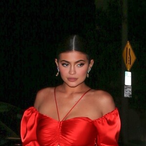 Exclusif - Kylie Jenner, avec un sac à main en forme de rouge à lèvres, arrive au restaurant "Catch" à Los Angeles, le 9 mai 2019.  Exclusive - Germany call for price - Kylie Jenner arrives for dinner at Catch restaurant in LA. Kylie showed off her new glittery lipstick shaped hand purse. Los Angeles, May 9th, 2019.09/05/2019 - Los Angeles