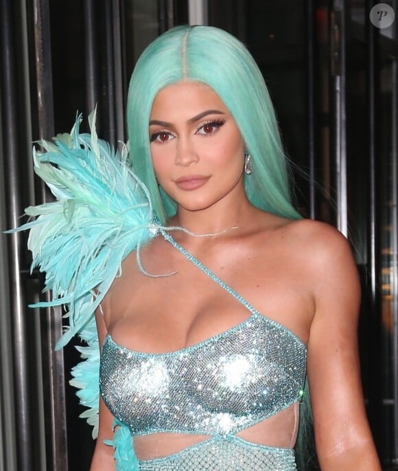 Kylie Jenner et son compagnon Travis Scott à la sortie du Mark Hotel pour se rendre à l'after party de la 71ème édition du MET Gala (Met Ball, Costume Institute Benefit) à New York, le 6 mai 2019.  New York, NY - Couple Goals! Kylie Jenner and Travis Scott look fierce as they leave their hotel in New York. Kylie looks colorful in her aqua blue dress with her matching aqua blue wig. Travis opted for a more simple look in jeans and a blue jacket. on May 6th 201906/05/2019 - New York