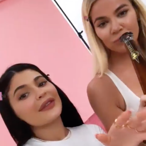 Kylie Jenner et Khloé Kardashian s'apprêtent à se maquiller ensemble après avoir bu plusieurs shots d'alcool, Instagram, jeudi 01 août 2019