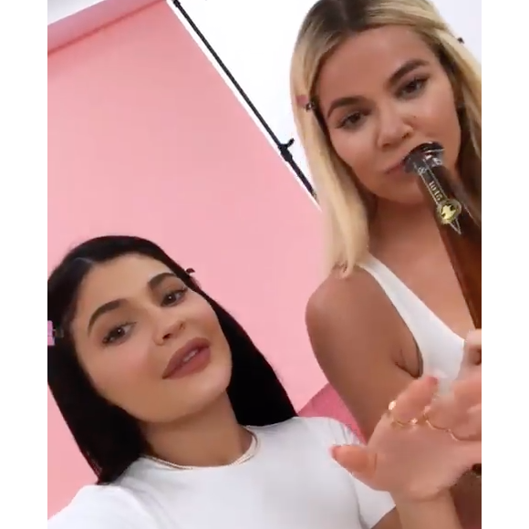 Kylie Jenner et Khloé Kardashian s'apprêtent à se maquiller ensemble après avoir bu plusieurs shots d'alcool, Instagram, jeudi 01 août 2019