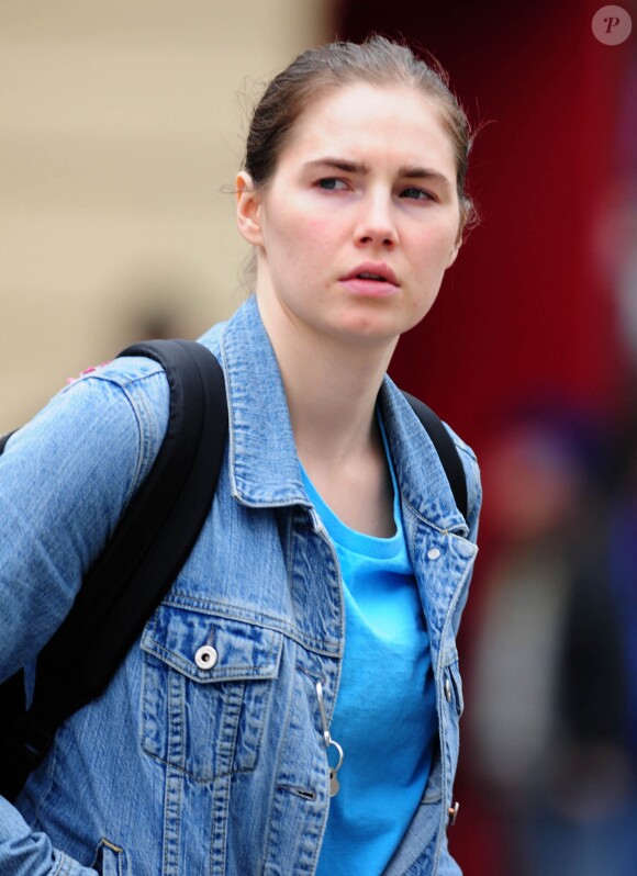 EXCLUSIF - SE TENANT A L'ECART DES PROJECTEURS DEPUIS SON RETOUR D'ITALIE, OU ELLE A ETE ACCUSEE DE MEURTRE, AMANDA KNOX SE PROTEGE BIEN LA TETE ALORS QU'ELLE PREND SON VELO POUR CIRCULER DANS SEATTLE. DEPUIS LES CHARGES ONT ETE LEVEES  8762854 EXCLUSIVE... Exclusive: Amanda Knox made sure to wear a protective helmet while riding her bike in the Seattle, Washington on February 12, 2012. She has kept herself out of the spotlight since returning to the United States after spending nearly four years in Italy for murder charges that were later overturned resulting in her release to return home to the state.12/02/2012 - SEATTLE