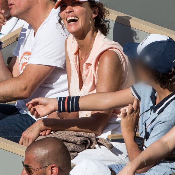 Linda Hardy (Miss France 1992) et son fils Andréa dans les tribunes lors des internationaux de tennis de Roland Garros à Paris, France, le 2 juin 2019. ©