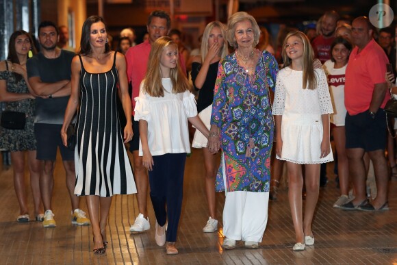 La reine Letizia d'Espagne, ses deux filles, les princesses Leonor et Sofia, et sa belle-mère la reine Sofia d'Espagne sont allées voir le spectacle "The Swan Lake Ballet" à l'Auditorium à Palma de Majorque. Le 2 août 2019.