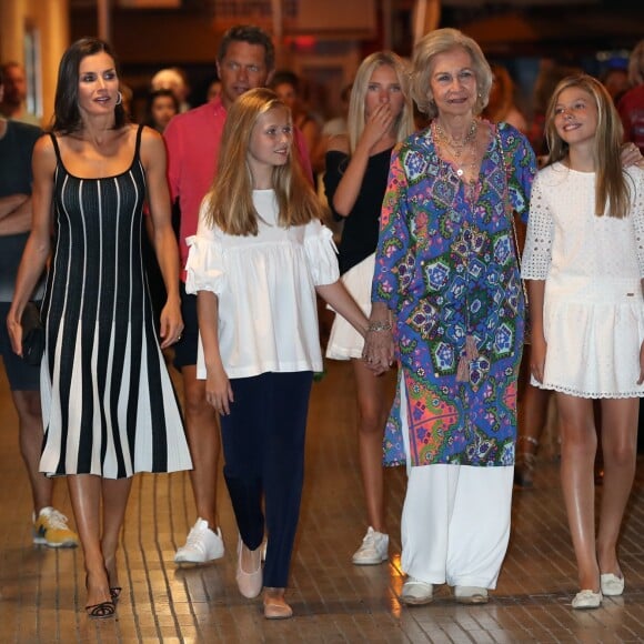 La reine Letizia d'Espagne, ses deux filles, les princesses Leonor et Sofia, et sa belle-mère la reine Sofia d'Espagne sont allées voir le spectacle "The Swan Lake Ballet" à l'Auditorium à Palma de Majorque. Le 2 août 2019.