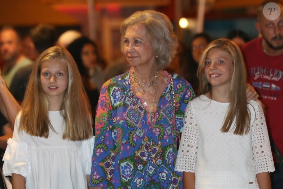 La reine Letizia d'Espagne, ses deux filles, les princesses Leonor et Sofia, et sa belle-mère la reine Sofia d'Espagne sont allées voir le spectacle "The Swan Lake Ballet" à l'Auditorium à Palma de Majorque. Le 2 août 2019.