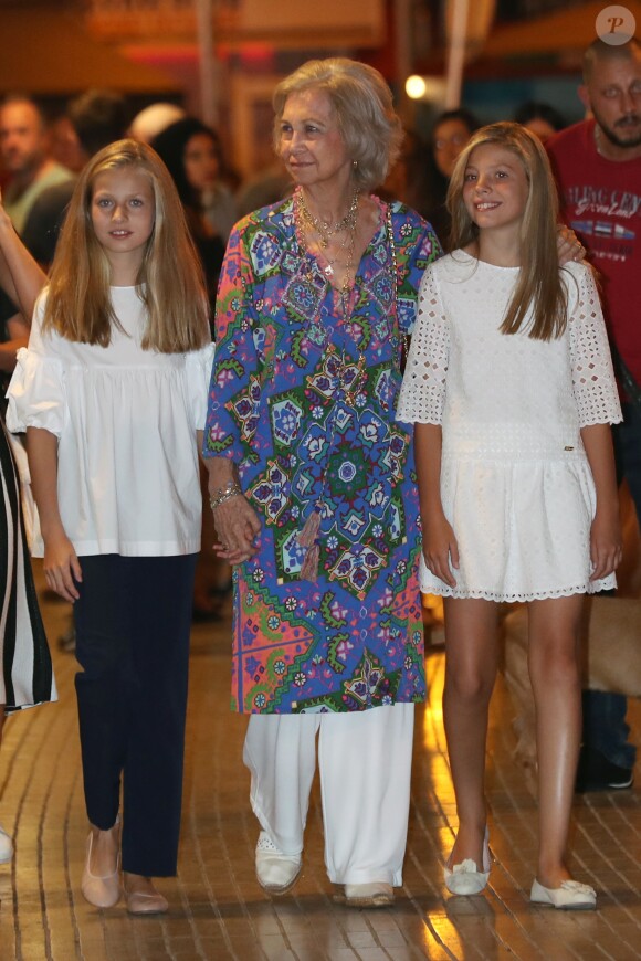 La reine Letizia d'Espagne, ses deux filles, les princesses Leonor et Sofia, et sa belle-mère la reine Sofia d'Espagne sont allées voir le spectacle "The Swan Lake Ballet" à l'Auditorium à Palma de Majorque. Le 2 août 2019.