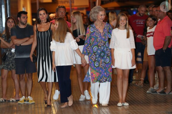 La reine Letizia d'Espagne, ses deux filles, les princesses Leonor et Sofia, et sa belle-mère la reine Sofia d'Espagne sont allées voir le spectacle "The Swan Lake Ballet" à l'Auditorium à Palma de Majorque. Le 2 août 2019.