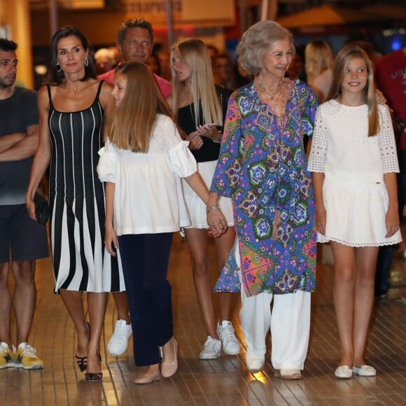 La reine Letizia d'Espagne, ses deux filles, les princesses Leonor et Sofia, et sa belle-mère la reine Sofia d'Espagne sont allées voir le spectacle "The Swan Lake Ballet" à l'Auditorium à Palma de Majorque. Le 2 août 2019.
