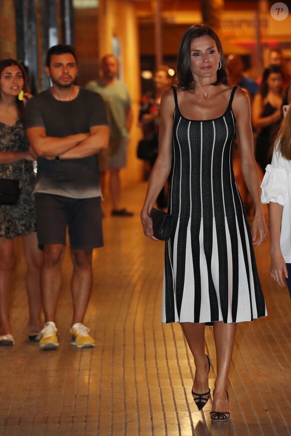 La reine Letizia d'Espagne, ses deux filles, les princesses Leonor et Sofia, et sa belle-mère la reine Sofia d'Espagne sont allées voir le spectacle "The Swan Lake Ballet" à l'Auditorium à Palma de Majorque. Le 2 août 2019.