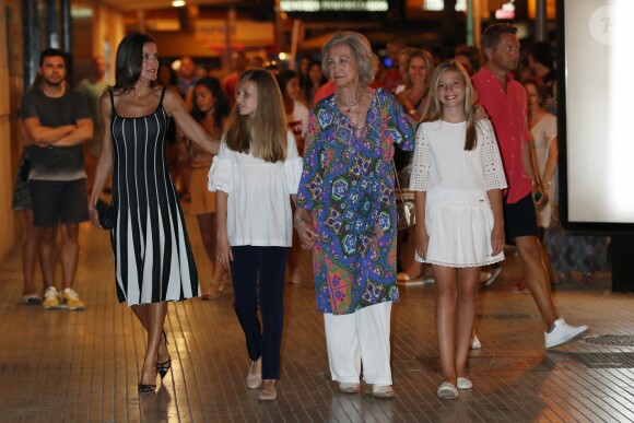 La reine Letizia d'Espagne, ses deux filles, les princesses Leonor et Sofia, et sa belle-mère la reine Sofia d'Espagne sont allées voir le spectacle "The Swan Lake Ballet" à l'Auditorium à Palma de Majorque. Le 2 août 2019.