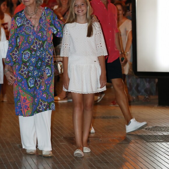 La reine Letizia d'Espagne, ses deux filles, les princesses Leonor et Sofia, et sa belle-mère la reine Sofia d'Espagne sont allées voir le spectacle "The Swan Lake Ballet" à l'Auditorium à Palma de Majorque. Le 2 août 2019.