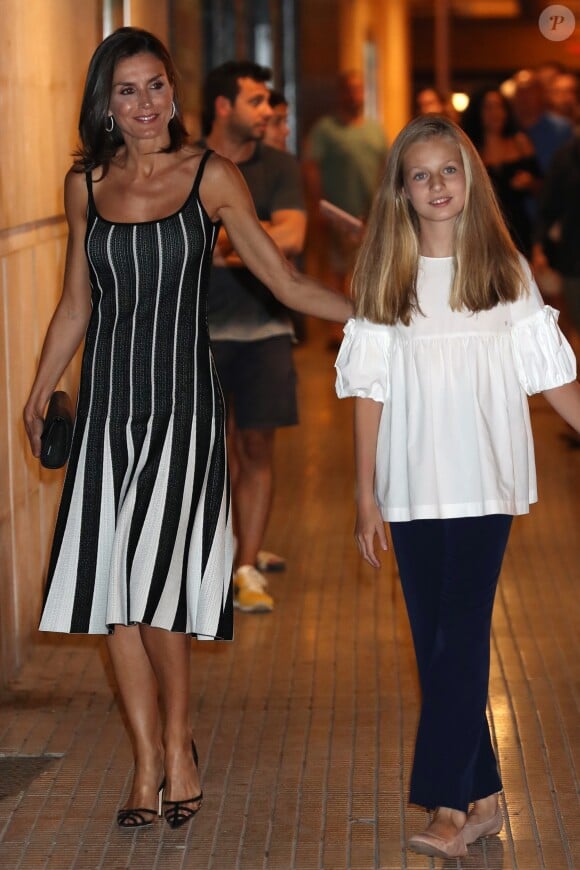 La reine Letizia d'Espagne, ses deux filles, les princesses Leonor et Sofia, et sa belle-mère la reine Sofia d'Espagne sont allées voir le spectacle "The Swan Lake Ballet" à l'Auditorium à Palma de Majorque. Le 2 août 2019.