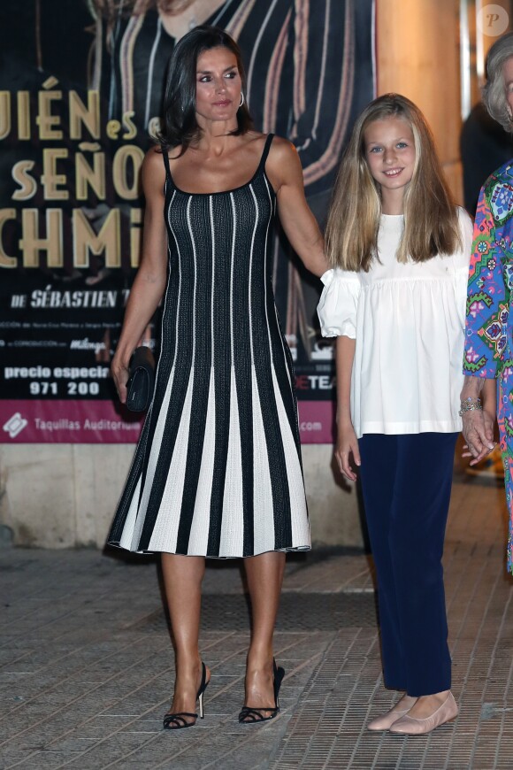 La reine Letizia d'Espagne, ses deux filles, les princesses Leonor et Sofia, et sa belle-mère la reine Sofia d'Espagne sont allées voir le spectacle "The Swan Lake Ballet" à l'Auditorium à Palma de Majorque. Le 2 août 2019.