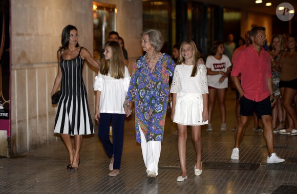 La reine Letizia d'Espagne, ses deux filles, les princesses Leonor et Sofia, et sa belle-mère la reine Sofia d'Espagne sont allées voir le spectacle "The Swan Lake Ballet" à l'Auditorium à Palma de Majorque. Le 2 août 2019.