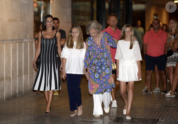 La reine Letizia d'Espagne, ses deux filles, les princesses Leonor et Sofia, et sa belle-mère la reine Sofia d'Espagne sont allées voir le spectacle "The Swan Lake Ballet" à l'Auditorium à Palma de Majorque. Le 2 août 2019.