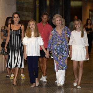 La reine Letizia d'Espagne, ses deux filles, les princesses Leonor et Sofia, et sa belle-mère la reine Sofia d'Espagne sont allées voir le spectacle "The Swan Lake Ballet" à l'Auditorium à Palma de Majorque. Le 2 août 2019.