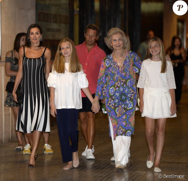 La reine Letizia d'Espagne, ses deux filles, les princesses Leonor et Sofia, et sa belle-mère la reine Sofia d'Espagne sont allées voir le spectacle "The Swan Lake Ballet" à l'Auditorium à Palma de Majorque. Le 2 août 2019.