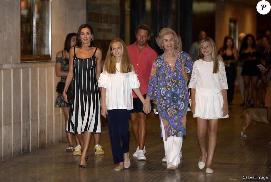 La Reine D'espagne Fait Danser Ses Filles