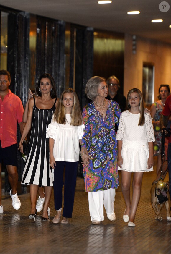 La reine Letizia d'Espagne, ses deux filles, les princesses Leonor et Sofia, et sa belle-mère la reine Sofia d'Espagne sont allées voir le spectacle "The Swan Lake Ballet" à l'Auditorium à Palma de Majorque. Le 2 août 2019.