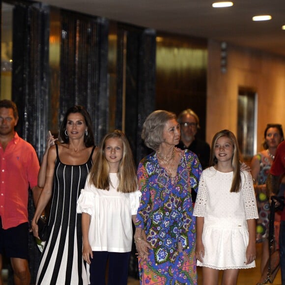 La reine Letizia d'Espagne, ses deux filles, les princesses Leonor et Sofia, et sa belle-mère la reine Sofia d'Espagne sont allées voir le spectacle "The Swan Lake Ballet" à l'Auditorium à Palma de Majorque. Le 2 août 2019.