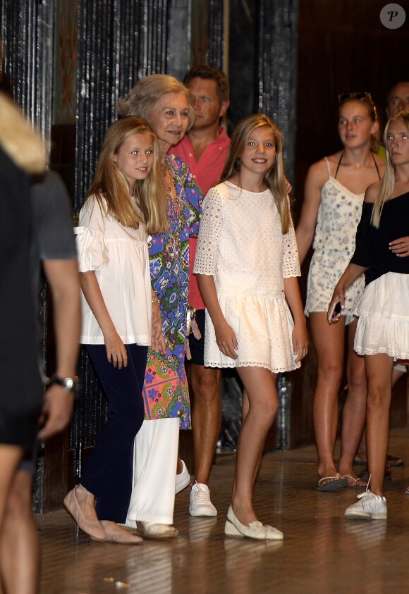 La reine Letizia d'Espagne, ses deux filles, les princesses Leonor et Sofia, et sa belle-mère la reine Sofia d'Espagne sont allées voir le spectacle "The Swan Lake Ballet" à l'Auditorium à Palma de Majorque. Le 2 août 2019.