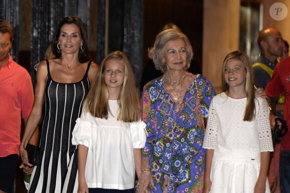 La reine Letizia d'Espagne, ses deux filles, les princesses Leonor et Sofia, et sa belle-mère la reine Sofia d'Espagne sont allées voir le spectacle "The Swan Lake Ballet" à l'Auditorium à Palma de Majorque. Le 2 août 2019.