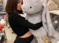 Nabilla enceinte : Un doudou (pas très adapté) pour son futur bébé