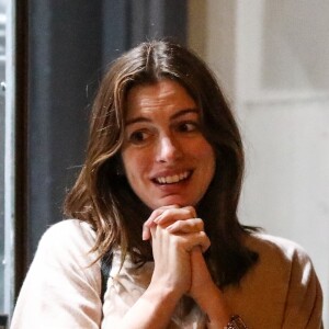 Exclusif - Anne Hathaway enceinte de son deuxième enfant et son mari Adam Shulman ont un double rendez-vous avec des amis au restaurant Jinpachi Sushi à West Hollywood. Los Angeles, le 26 juillet 2019.