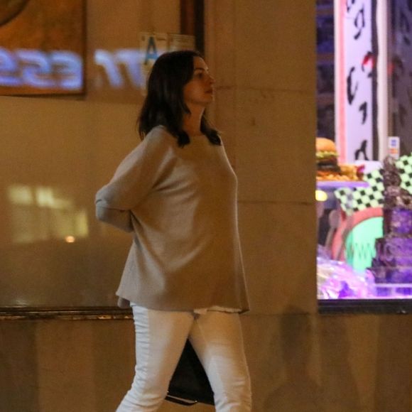 Exclusif - Anne Hathaway enceinte de son deuxième enfant et son mari Adam Shulman ont un double rendez-vous avec des amis au restaurant Jinpachi Sushi à West Hollywood. Los Angeles, le 26 juillet 2019.