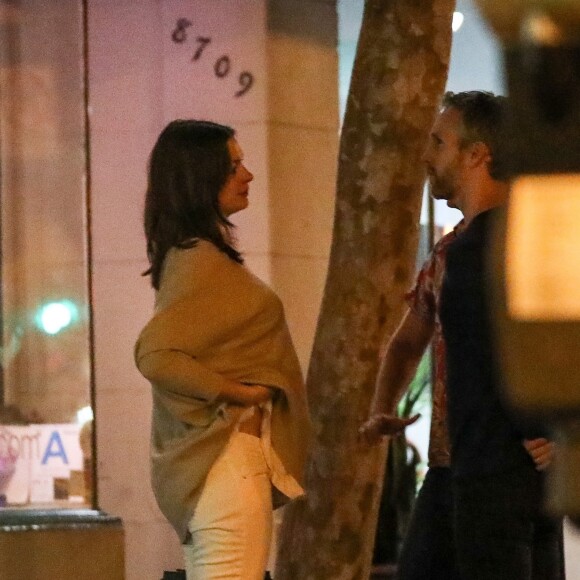 Exclusif - Anne Hathaway enceinte de son deuxième enfant et son mari Adam Shulman ont un double rendez-vous avec des amis au restaurant Jinpachi Sushi à West Hollywood. Los Angeles, le 26 juillet 2019.