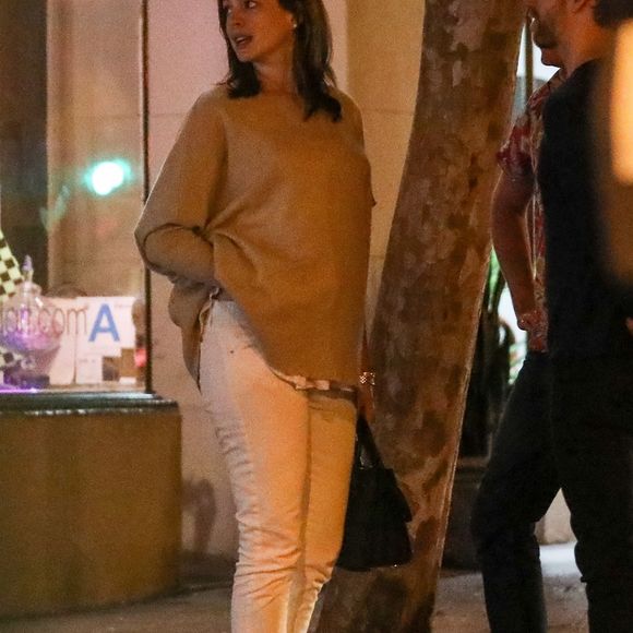 Exclusif - Anne Hathaway enceinte de son deuxième enfant et son mari Adam Shulman ont un double rendez-vous avec des amis au restaurant Jinpachi Sushi à West Hollywood. Los Angeles, le 26 juillet 2019.