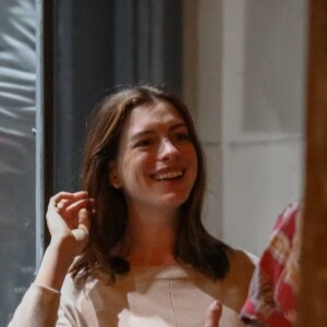 Exclusif - Anne Hathaway enceinte de son deuxième enfant et son mari Adam Shulman ont un double rendez-vous avec des amis au restaurant Jinpachi Sushi à West Hollywood. Los Angeles, le 26 juillet 2019.