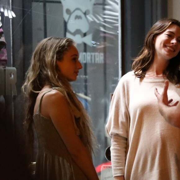 Exclusif - Anne Hathaway enceinte de son deuxième enfant et son mari Adam Shulman ont un double rendez-vous avec des amis au restaurant Jinpachi Sushi à West Hollywood. Los Angeles, le 26 juillet 2019.