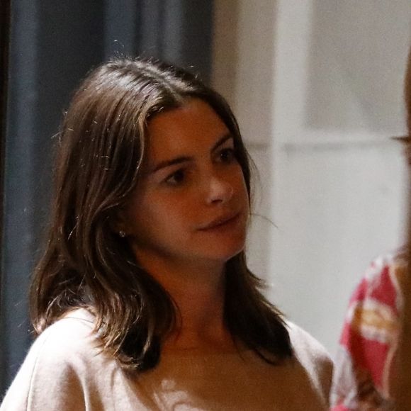 Exclusif - Anne Hathaway enceinte de son deuxième enfant et son mari Adam Shulman ont un double rendez-vous avec des amis au restaurant Jinpachi Sushi à West Hollywood. Los Angeles, le 26 juillet 2019.