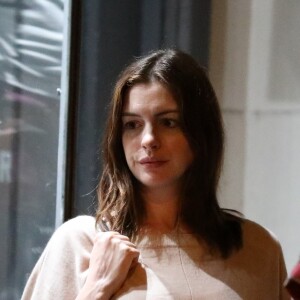 Exclusif - Anne Hathaway enceinte de son deuxième enfant et son mari Adam Shulman ont un double rendez-vous avec des amis au restaurant Jinpachi Sushi à West Hollywood. Los Angeles, le 26 juillet 2019.