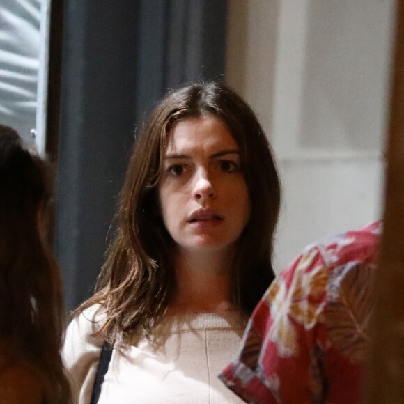 Exclusif - Anne Hathaway enceinte de son deuxième enfant et son mari Adam Shulman ont un double rendez-vous avec des amis au restaurant Jinpachi Sushi à West Hollywood. Los Angeles, le 26 juillet 2019.